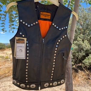 Leather motorcycle vest with gun pocket!